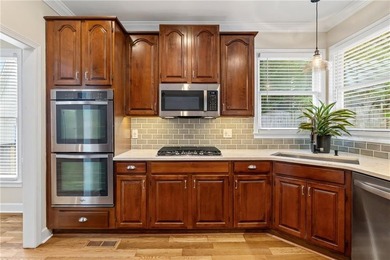 Impeccable, beautifully updated 4BR/2BA ranch in the heart of - photo 11