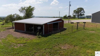 Welcome to your dream hobby farm! This beautiful 3 bed, 2 bath - photo 11