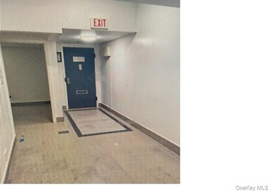A commercial unit facing Northern Blvd. Street level. High - photo 2