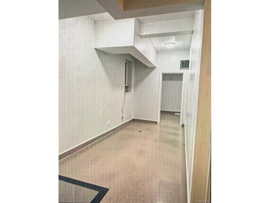 A commercial unit facing Northern Blvd. Street level. High - photo 3