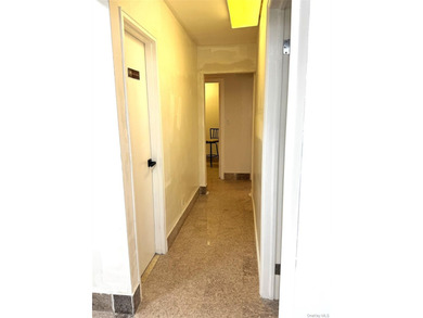 A commercial unit facing Northern Blvd. Street level. High - photo 4