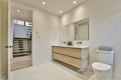 Where dreams come true. Prestigious waterfront property on a - photo 36
