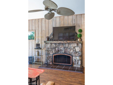 Welcome to your perfect lakefront RANCH retreat! This charming - photo 16