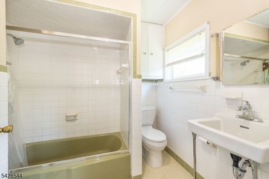 Welcome to your perfect lakefront RANCH retreat! This charming - photo 19