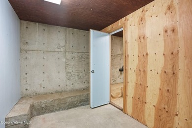 This extraordinary 21-acre mountain retreat offers panoramic - photo 34