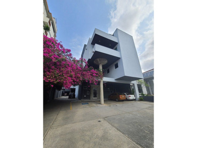 Commercial building with 3 levels: basement, ground floor and - photo 1