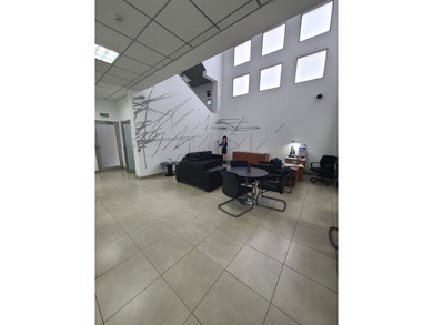 Commercial building with 3 levels: basement, ground floor and - photo 3