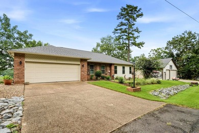 Discover the perfect blend of comfort, space, and lakefront - photo 2