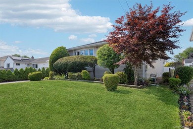 Welcome to this well-maintained three bedroom, one- and one-half - photo 2