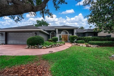 Experience elevated Florida living in this sprawling golf course - photo 1