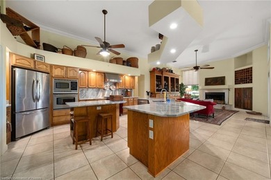 Experience elevated Florida living in this sprawling golf course - photo 9