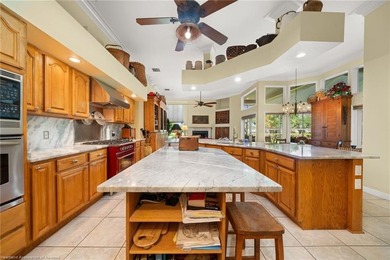 Experience elevated Florida living in this sprawling golf course - photo 10