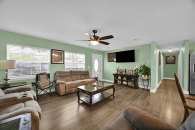 Beautiful 3-bedroom, 2-bathroom home featuring a brand-new roof - photo 6