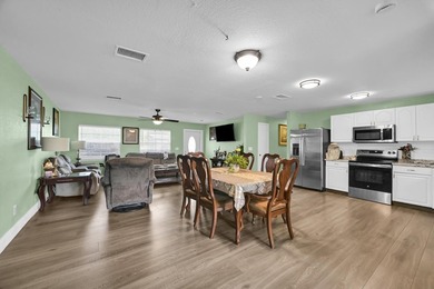 Beautiful 3-bedroom, 2-bathroom home featuring a brand-new roof - photo 8