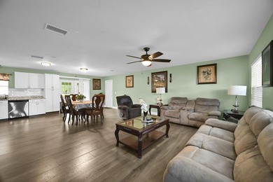 Beautiful 3-bedroom, 2-bathroom home featuring a brand-new roof - photo 9