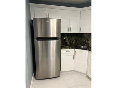 Beautiful 1-bedroom, 1-bathroom unit on first floor, located in - photo 3