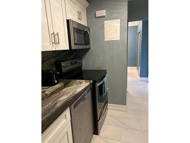 Beautiful 1-bedroom, 1-bathroom unit on first floor, located in - photo 4