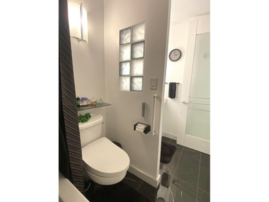 TASTEFULLY RE-DESIGNED ONE BEDRM ONE BATH D-LUXE,W SOLARIUM