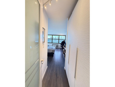 TASTEFULLY RE-DESIGNED ONE BEDRM ONE BATH D-LUXE,W SOLARIUM