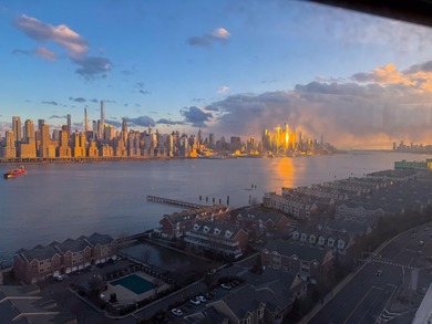 TASTEFULLY RE-DESIGNED ONE BEDRM ONE BATH D-LUXE,W SOLARIUM