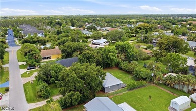 Opportunity awaits in the heart of Naples! This handyman special - photo 5