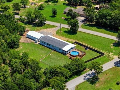 VA-approved and just 2 miles from Lake Tenkiller! This spacious - photo 5