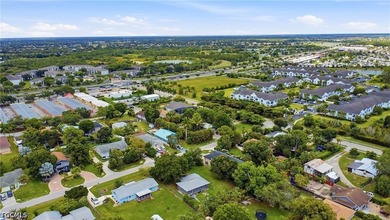 Opportunity awaits in the heart of Naples! This handyman special - photo 10
