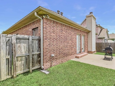 Beautiful brick 3-bedroom, 2-bath home featuring a spacious - photo 29