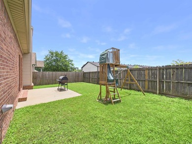 Beautiful brick 3-bedroom, 2-bath home featuring a spacious - photo 30