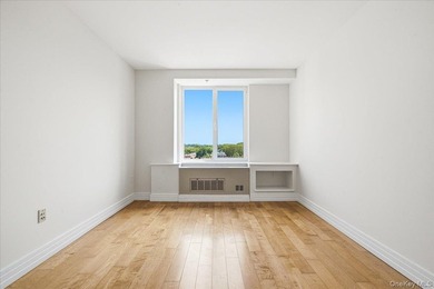 Welcome to this spacious and beautifully maintained 1-bedroom - photo 19