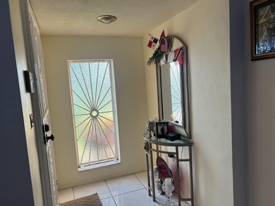 Spacious well maintained 3 bedroom, 2 bathroom single family - photo 3