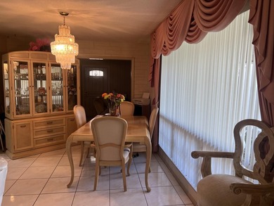 Spacious well maintained 3 bedroom, 2 bathroom single family - photo 4