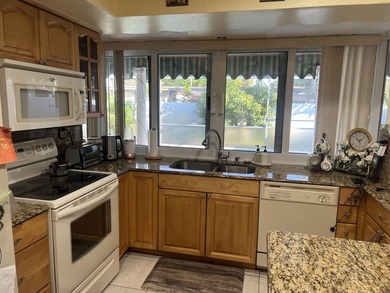 Spacious well maintained 3 bedroom, 2 bathroom single family - photo 6