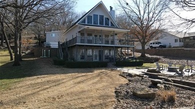 How about that view! This posh lakeside retreat, just steps from - photo 4