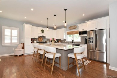Welcome To 28 Red Oak Place In Massapequa! This Beautifully - photo 14