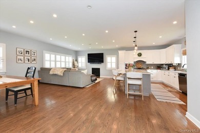 Welcome To 28 Red Oak Place In Massapequa! This Beautifully - photo 19