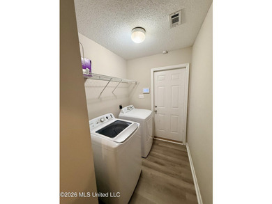 Charming 3 bedroom, 2 bath home with open concept floor plan - photo 14