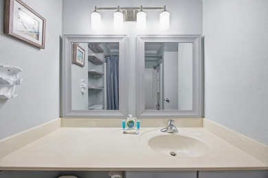 Top-floor end unit with beautiful beach views and excellent - photo 20