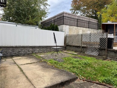Positioned in the vibrant and commuter-friendly Woodlawn section - photo 13