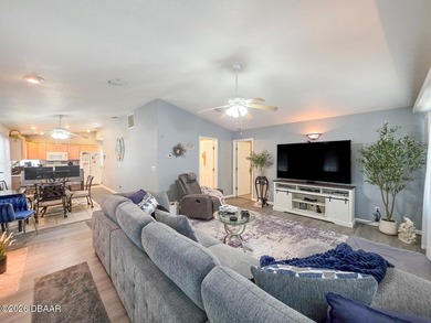 Unique property offering flexibility for an extended family or a - photo 3