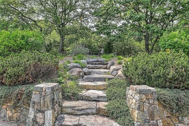 This custom-built Contemporary home designed by the world-famous - photo 15