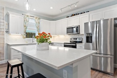 Welcome to this beautifully maintained 3-bedroom, 2-bath home - photo 7