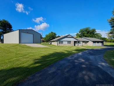 Welcome to lake living at its finest in the desirable Timberlane - photo 1