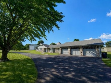 Welcome to lake living at its finest in the desirable Timberlane - photo 3