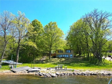Charming Lake Sylvia Cottage, nestled on the scenic shores of - photo 7