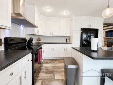 Experience an ideal blend of modern comfort and mountain living - photo 11