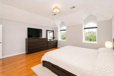 Welcome to this townhouse-style 2-family home in Staten Island - photo 22