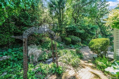 Welcome to 34 Grist Mill Ln. located in the desirable Halesite - photo 29