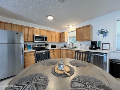 Beautiful coastal home just minutes walk away from the sandy - photo 4
