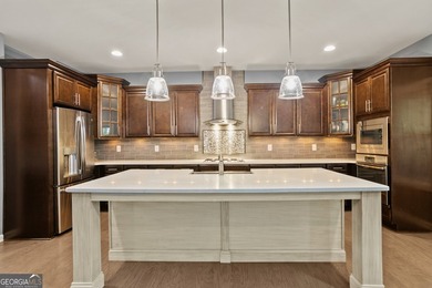 Amazing home in prime location!! Two story, traditional home - photo 14